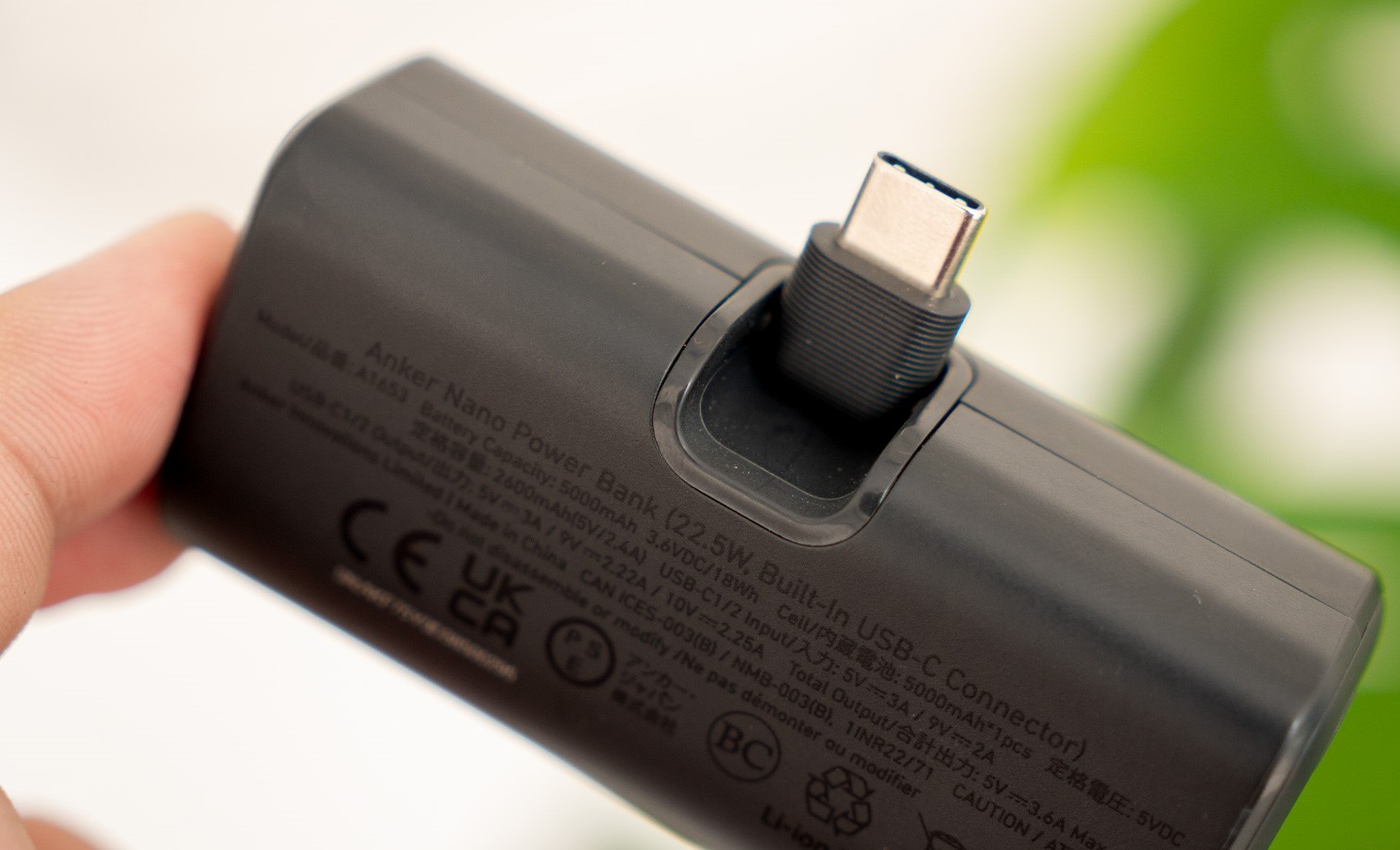 Cổng USB-C có thể gập lại, tránh bị gãy khi để ở nơi chật hẹp (Ảnh: Internet)