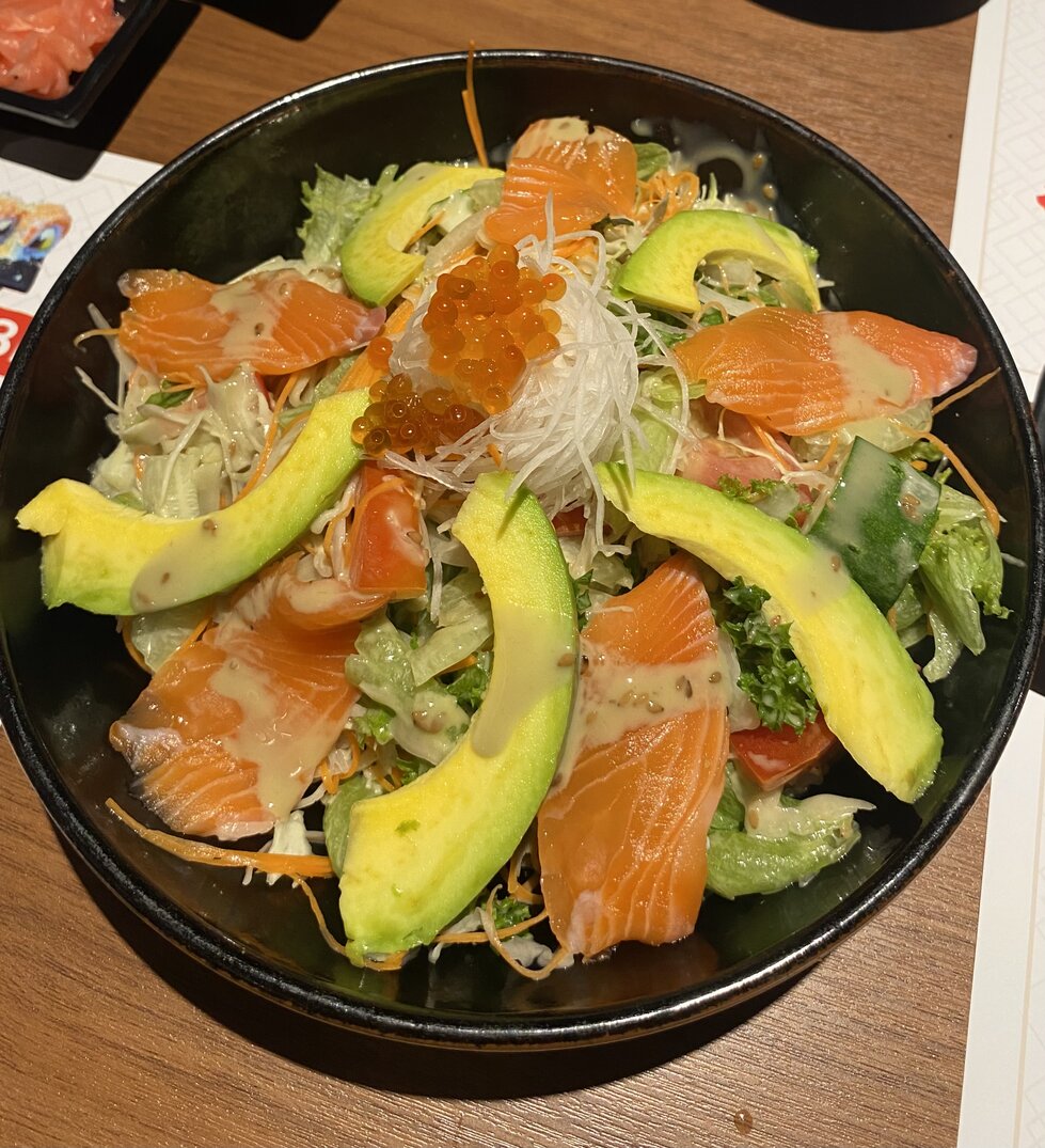 Món salad sashimi gồm các loại rau và cá sống trộn với sốt mè rang (nguồn: BlogAnChoi)