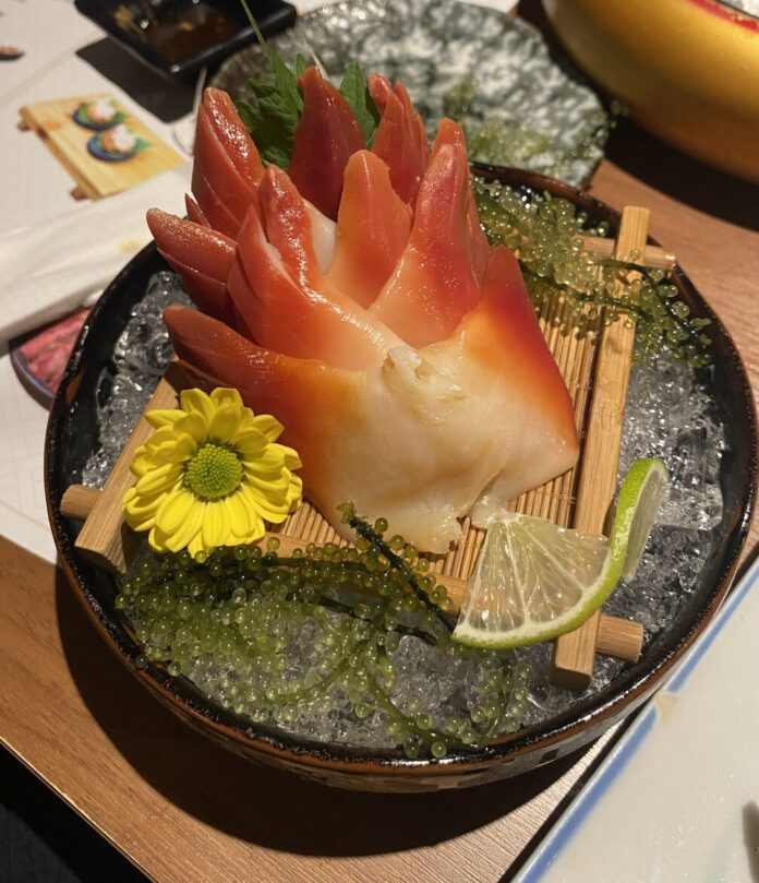 Sashimi sò đỏ tươi, giòn (nguồn: BlogAnChoi)