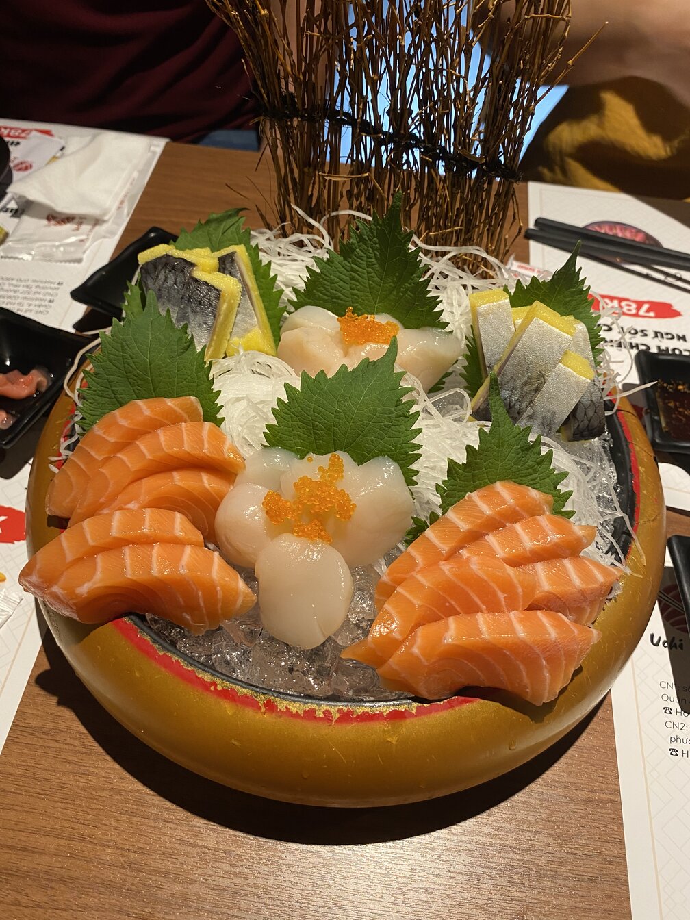 Phần sashimi tổng hợp tại Uchi Sushi bao gồm cá trích, cá hồi và sò điệp (nguồn: BlogAnChoi)