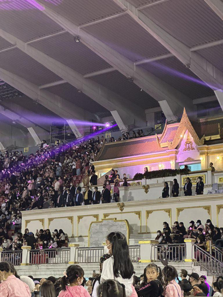Không chỉ có lượng fan khủng đổ xô đến concert mà ngay cả thành viên trong gia đình hoàng gia của Thái Lan cũng đến xem buổi biểu diễn của BLACKPINK.