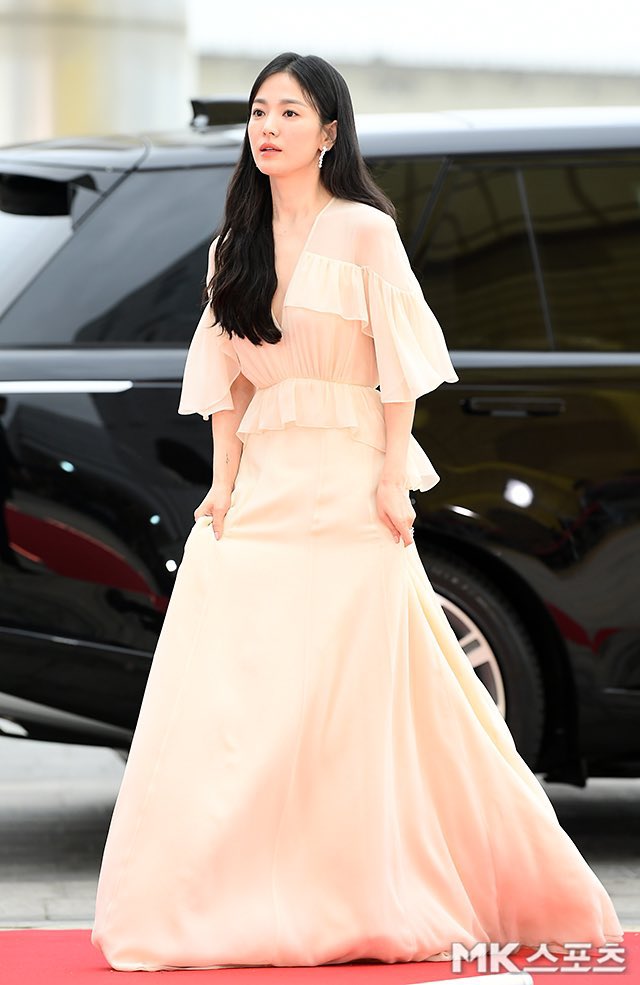 ...Song Hye Kyo đều lựa chọ những bộ cánh có màu sắc vô cùng đơn giản. (Ảnh: Internet)