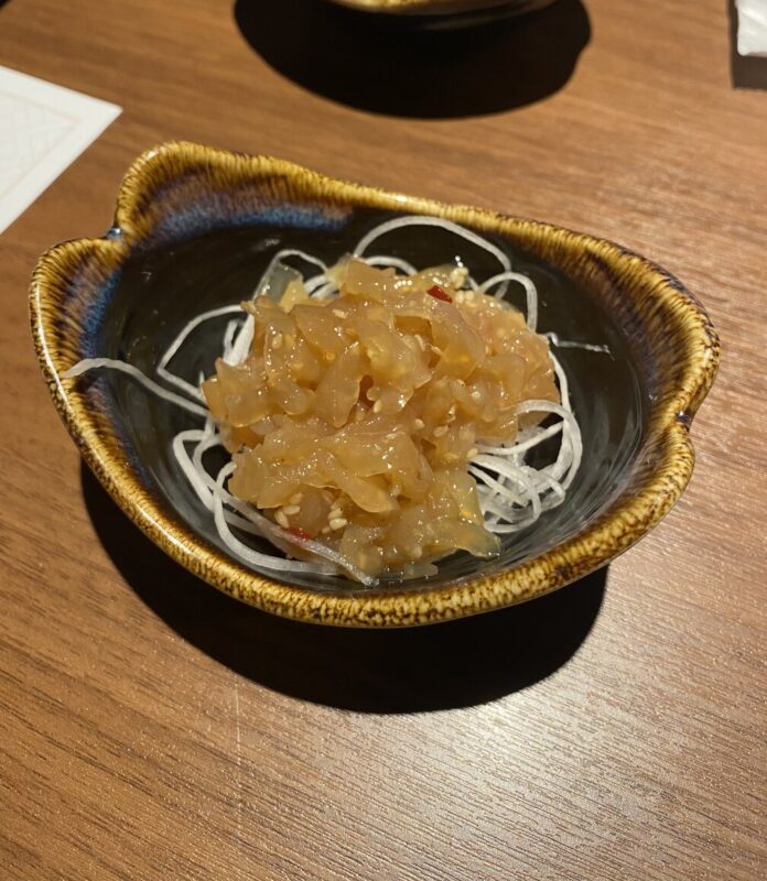 Món sứa trộn chua ngọt thích hợp cho việc giải ngấy (nguồn: BlogAnChoi)