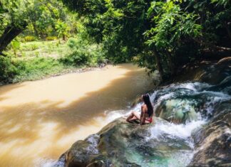 Tắm thác suối nóng ở Khlong Thom, Thái Lan (Ảnh: Internet)