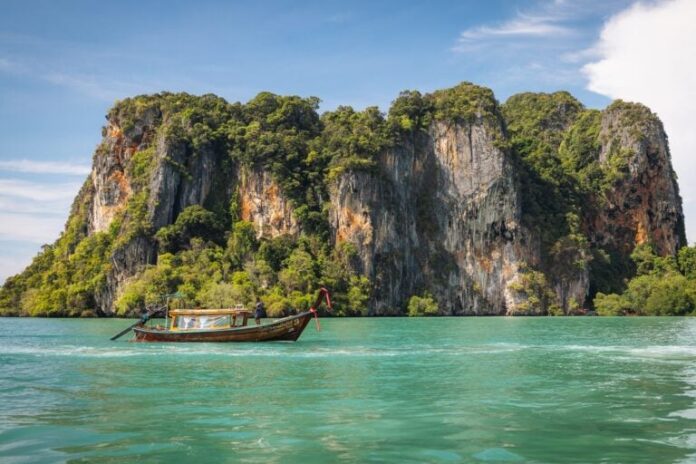 Thuyền đuôi dài ở Bãi biển Đông Railay của Thái Lan (Ảnh: Internet)