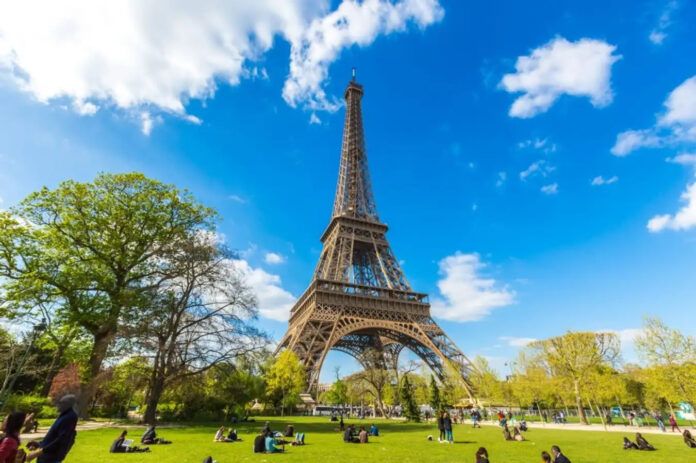 Tháp Eiffel, biểu tượng quyến rũ của kinh đô ánh sáng Paris, Pháp (ảnh: Internet)