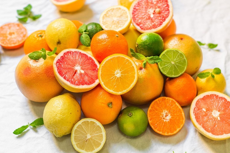 Trái cây họ nhà cam, quýt có rất nhiều vitamin C, acid folic giúp da trẻ hóa, thúc đẩy quá trình tái tạo da hiệu quả (Ảnh: Internet)