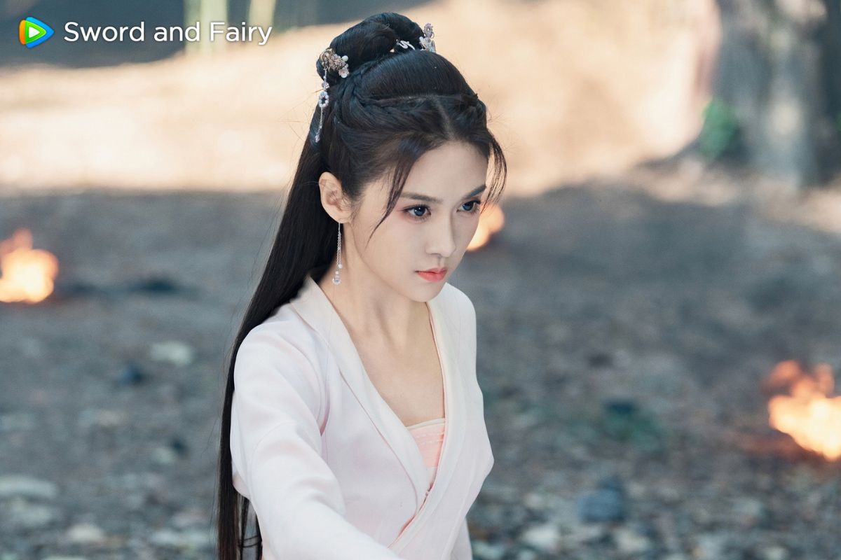 Bạch Băng Khả vai cô gái xinh đẹp Minh Tú. Nguồn: Internet