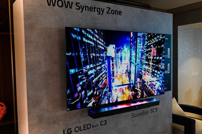 TV OLED LG C3 với loa soundbar (Ảnh: Internet)