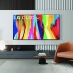 TV OLED LG C2 gắn tường trong phòng khách (Ảnh: Internet)