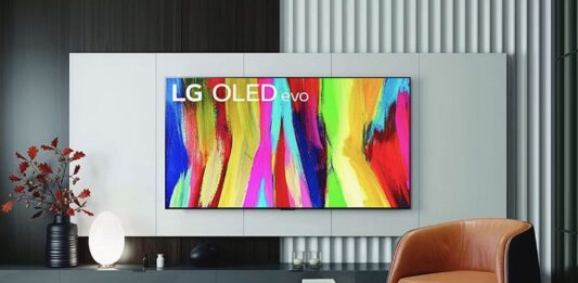 TV OLED LG C2 gắn tường trong phòng khách (Ảnh: Internet)