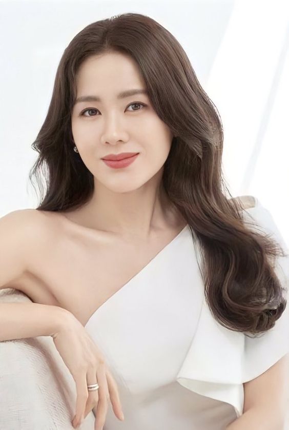 Son Ye Jin từng là cô gái 20 ngọt ngào, lại là mĩ nhân 30 xinh đẹp và hiện tại là nữ thần tuổi 40 vẫn trẻ trung, phơi phới.