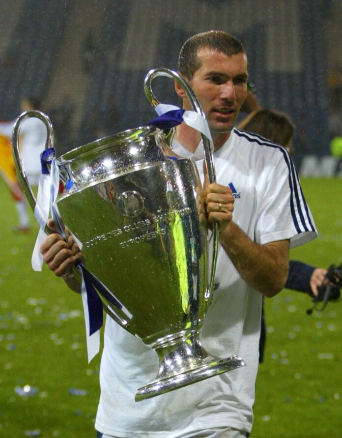Zidane cùng chiếc cúp bạc danh giá nhất châu Âu cấp CLB (ảnh: Internet)