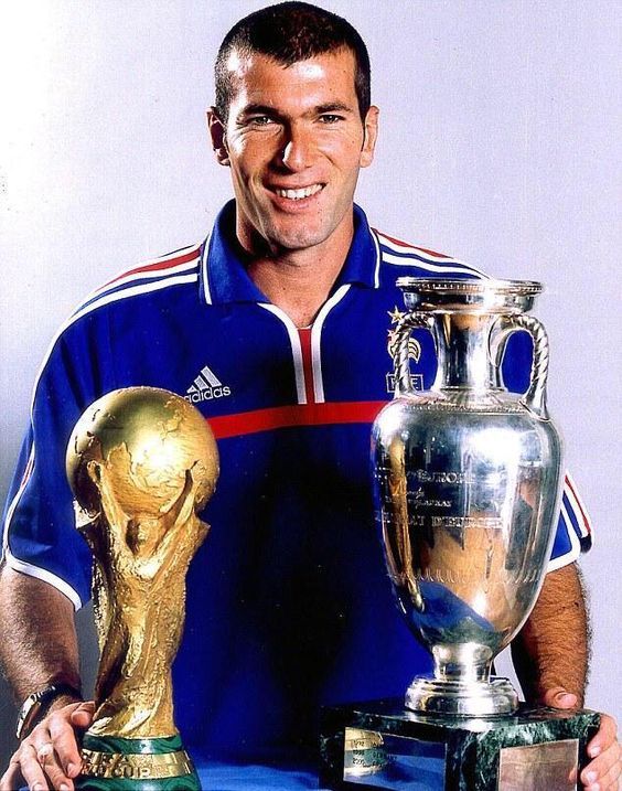 Zidane cùng những chiếc cúp danh giá cấp Đội tuyển Quốc gia (ảnh: Internet)