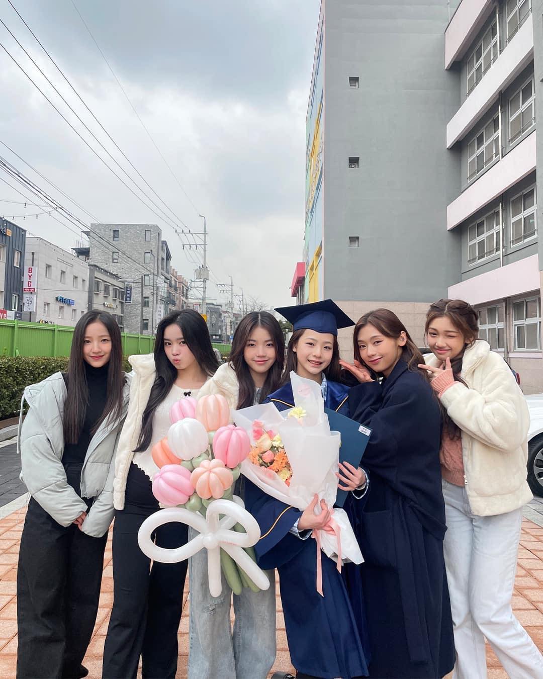 Trong buổi lễ tốt nghiệp của Lim Seo Won, các thành viên trong nhóm đều góp mặt đông đủ để chúc mừng em út. (Ảnh: Internet)