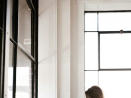 Sự thật về lối sống ít vận động Khi nói về việc ít vận động, chúng ta nói về những người dành phần lớn thời gian tỉnh táo của mình để ngồi hoặc nằm.(Nguồn: Internet)