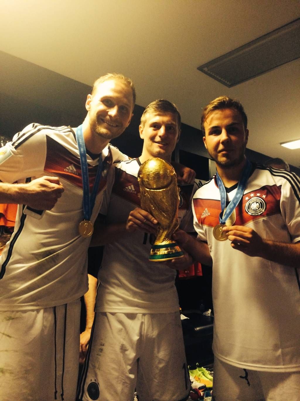Kroos cùng chiếc cúp vàng World Cup (ảnh: Internet)