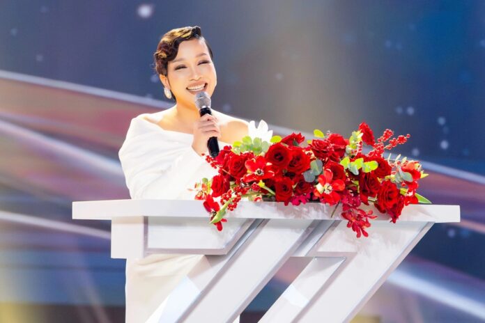Ca sĩ Mỹ Linh nhận giải phụ Chị đẹp của năm (Ảnh: Ban Tổ chức).