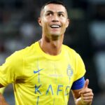 Ronaldo bị cho là có hành động xấu khi khán giả gọi tên Messi (Ảnh: Internet)