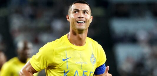Ronaldo bị cho là có hành động xấu khi khán giả gọi tên Messi (Ảnh: Internet)