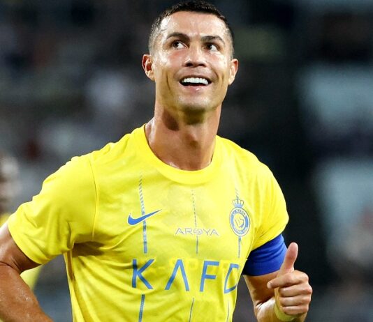 Cristiano Ronaldo bị chỉ trích vì hành động xấu khi khán giả gọi tên Messi Ronaldo bị cho là có hành động xấu khi khán giả gọi tên Messi (Ảnh: Internet)