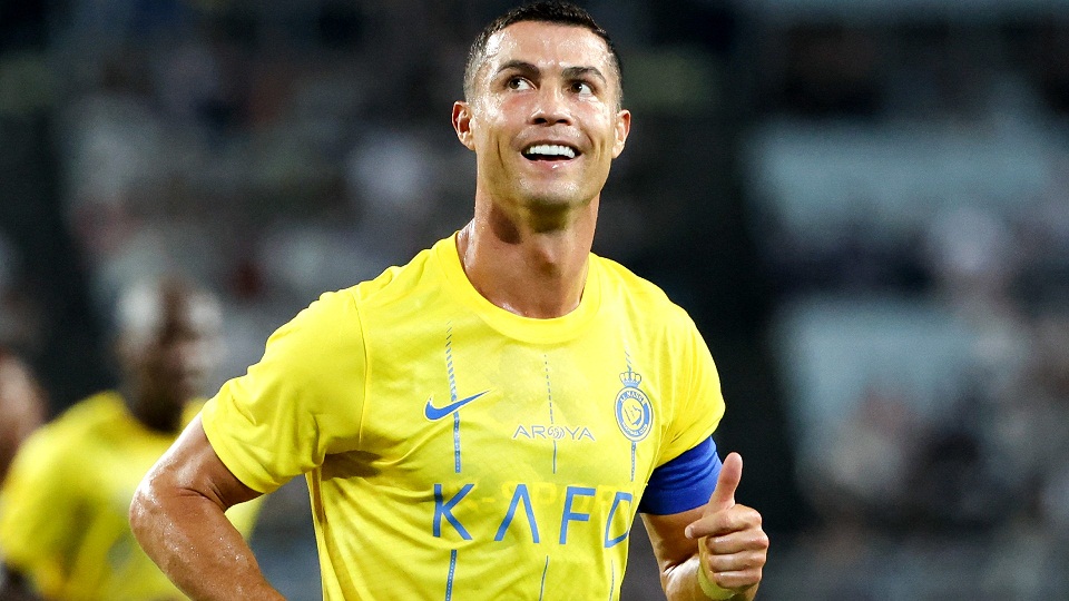 Ronaldo bị cho là có hành động xấu khi khán giả gọi tên Messi (Ảnh: Internet)