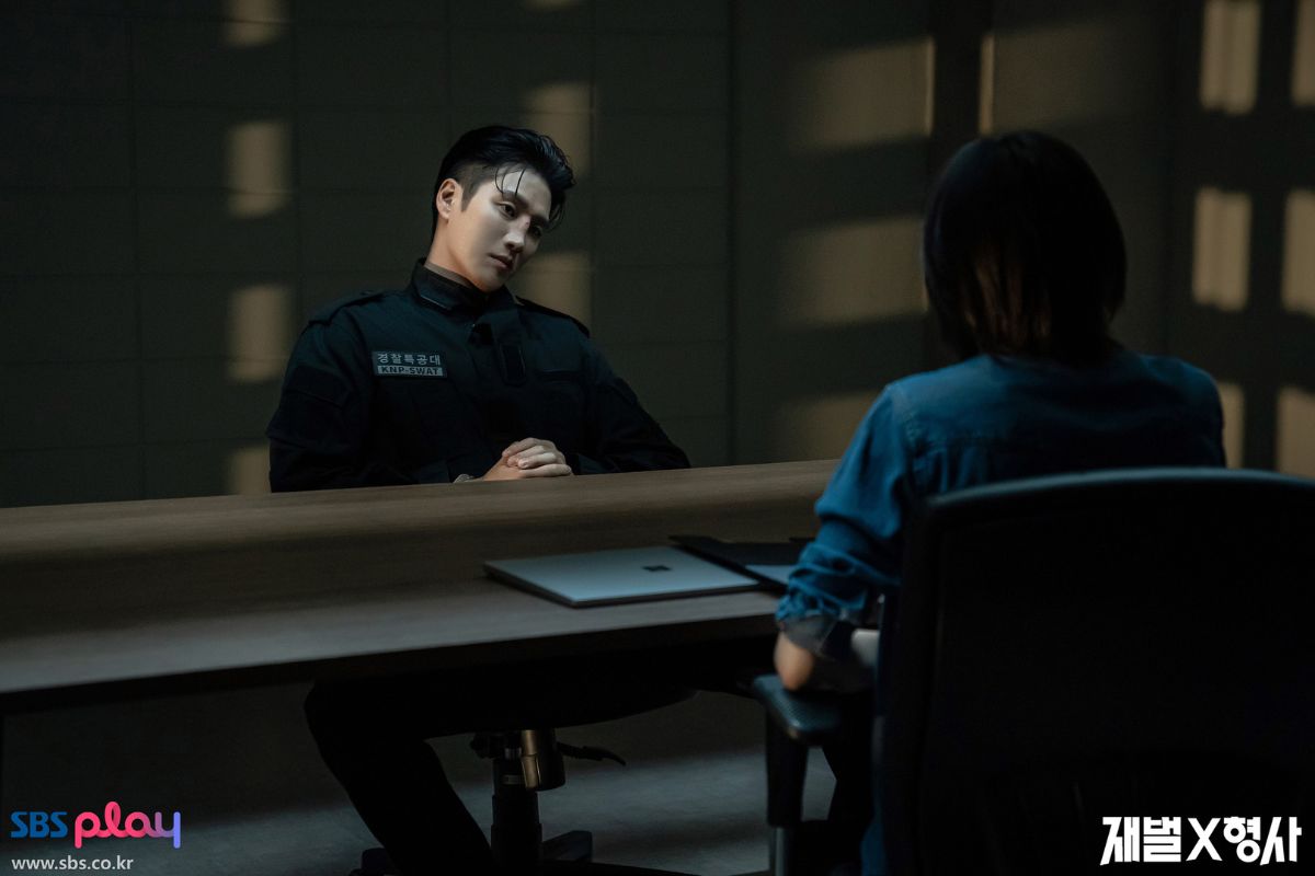 Lee Kang Hyun coi nhầm Jin Yi Soo là tội phạm mời anh về đồn ngủ 1 đêm. Nguồn: Internet