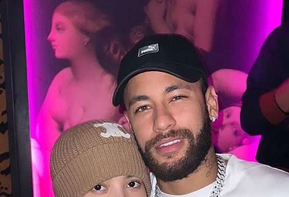 tấm ảnh chung của em út BLACKPINK với cầu thủ Neymar khiến người hâm mộ bất ngờ.