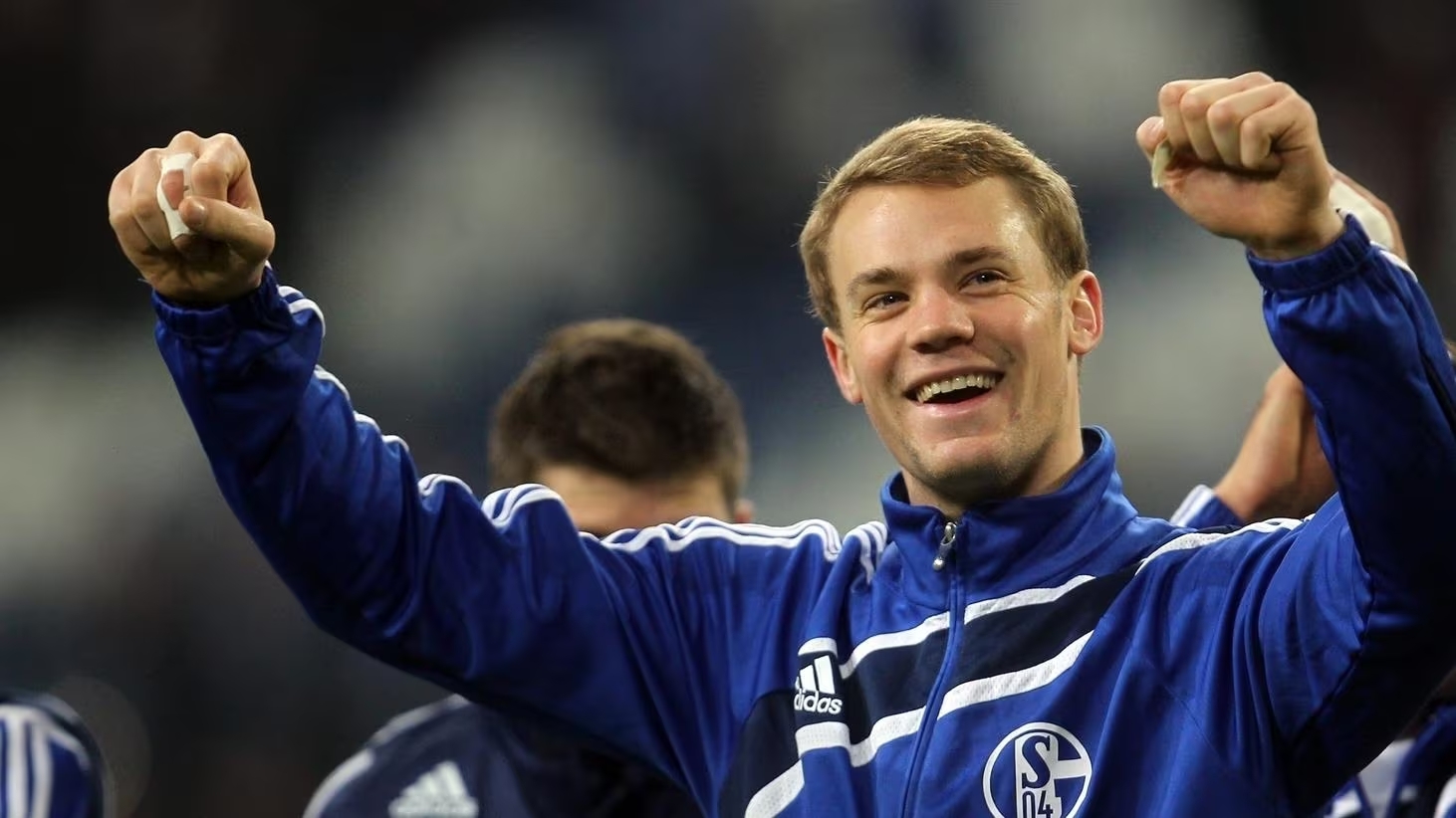 Neuer trong màu áo Schalke 04 những năm đầu sự nghiệp (ảnh: Internet)