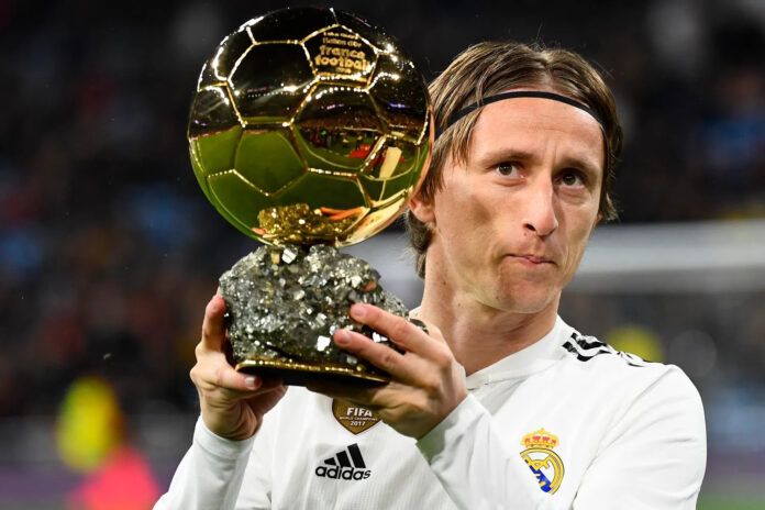 Luka Modric cùng Quả bóng vàng đầy danh giá (ảnh: Internet)