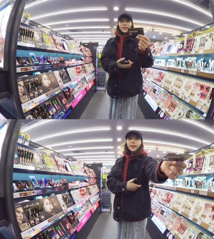 Taeyeon đã sử dụng thẻ đen khi quay Vlog đi mua mỹ phẩm cho mẹ.