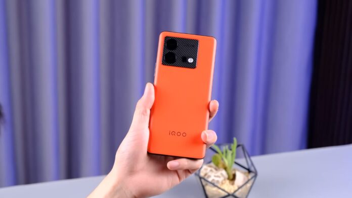 iQOO Neo 8 được làm với họa tiết giả da (Ảnh: Internet)
