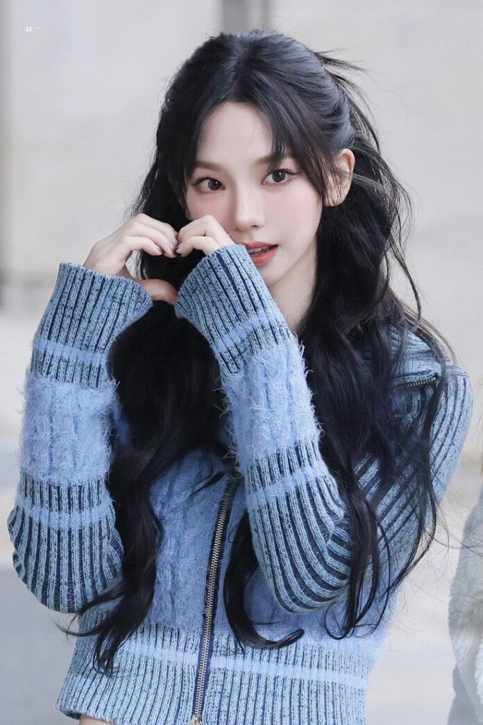 Được biết Karina là idol gen 4 đầu tiên bị Dispatch khui tin tức hẹn hò.