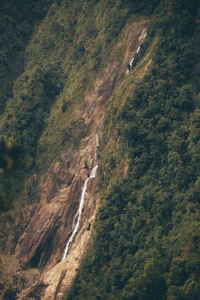 Đường mòn nhìn ra vách núi và thác nước ở Công viên Quốc gia Kinabalu (Ảnh: Internet)