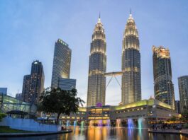 15 trải nghiệm tuyệt vời ở Kuala Lumpur bạn phải thử khi du lịch Malaysia KUALA LUMPUR, MALAYSIA - Aug 21, 2015: Petronas Towers. Petronas Towers, also known as Menara Petronas is the tallest buildings in the world from 1998 to 2004.; Shutterstock ID 315627185; Departmental Cost Code : 162800; Project Code: GBLMKT; PO Number: GBLMKT