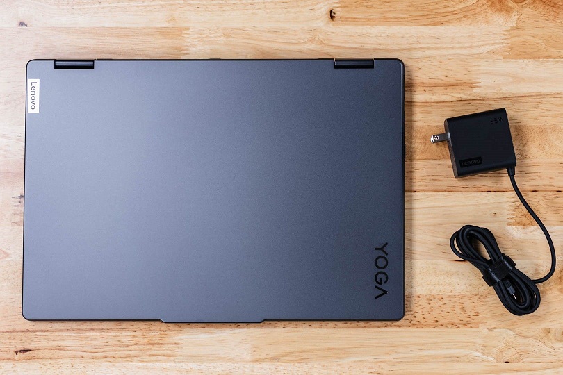 Laptop Lenovo Yoga 7i Gen 8 cùng với bộ sạc (Ảnh: Internet)