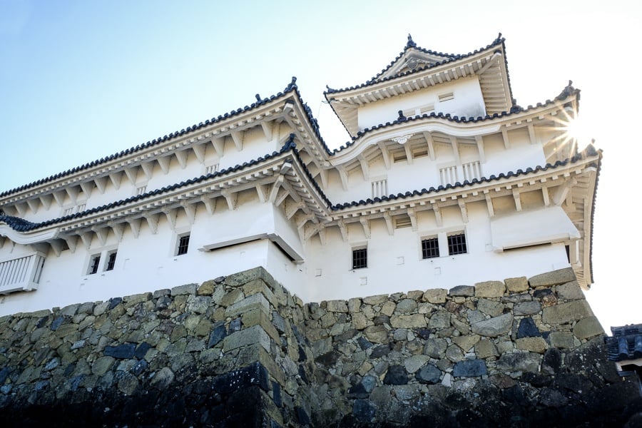 Bình minh trên mái của lâu đài Himeji (Ảnh: Internet)