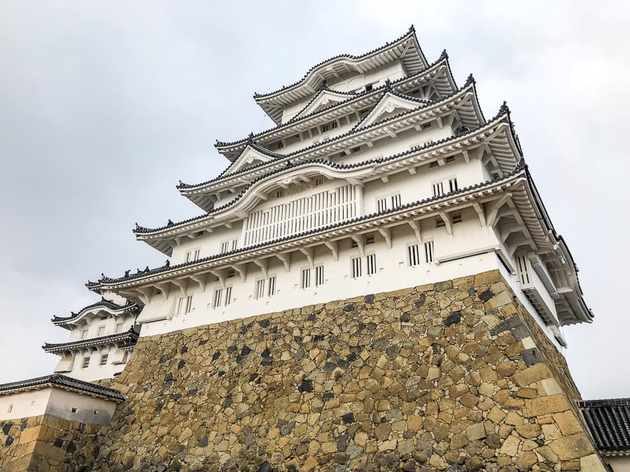 Nhìn lên tháp canh chính của Lâu đài Himeji (Ảnh: Internet)