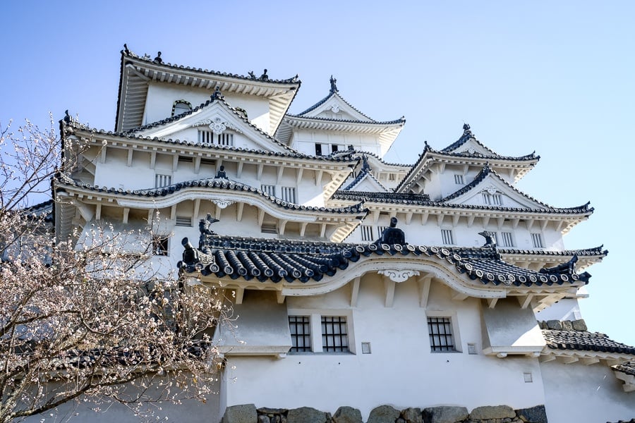 Cửa sổ và mái ngói tinh xảo của lâu đài Himeji (Ảnh: Internet)
