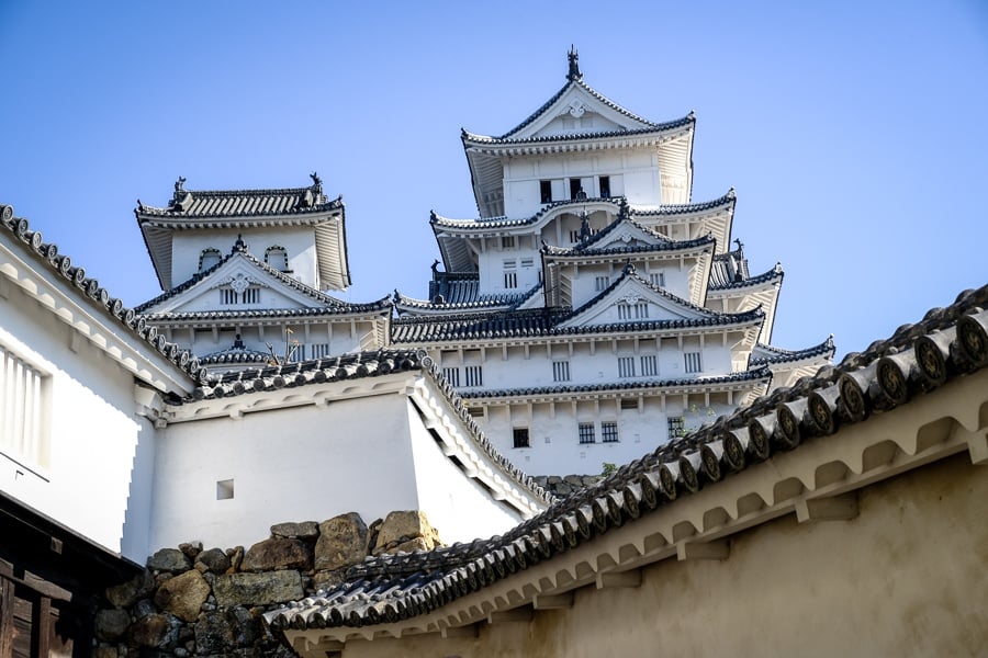 Lâu đài Himeji nổi lên giữa những bức tường trắng (Ảnh: Internet)