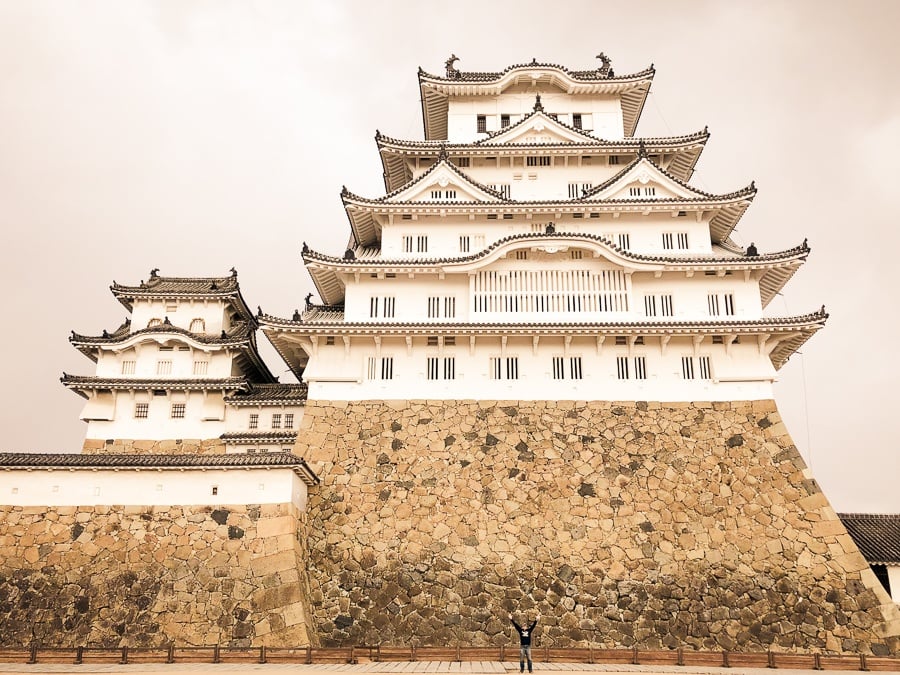 Khách du lịch tí hon tạo dáng bên lâu đài Himeji khổng lồ (Ảnh: Internet)