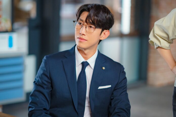 Nam diễn viên Kang Yi Young tiếp tục làm luật sư sau Nữ Luật Sư Kỳ lạ Woo Young Woo (Ảnh: Internet)