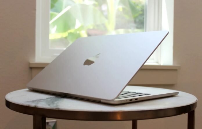 MacBook Air 13 inch M2 ra mắt vào tháng 7 năm 2022 và đã rất cần được nâng cấp (Ảnh: Internet)