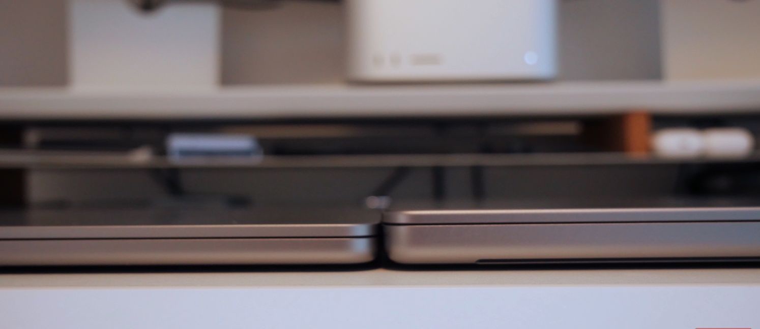 So sánh độ dày của MacBook Air 15 inch và MacBook Pro 14 inch (Ảnh: Internet)