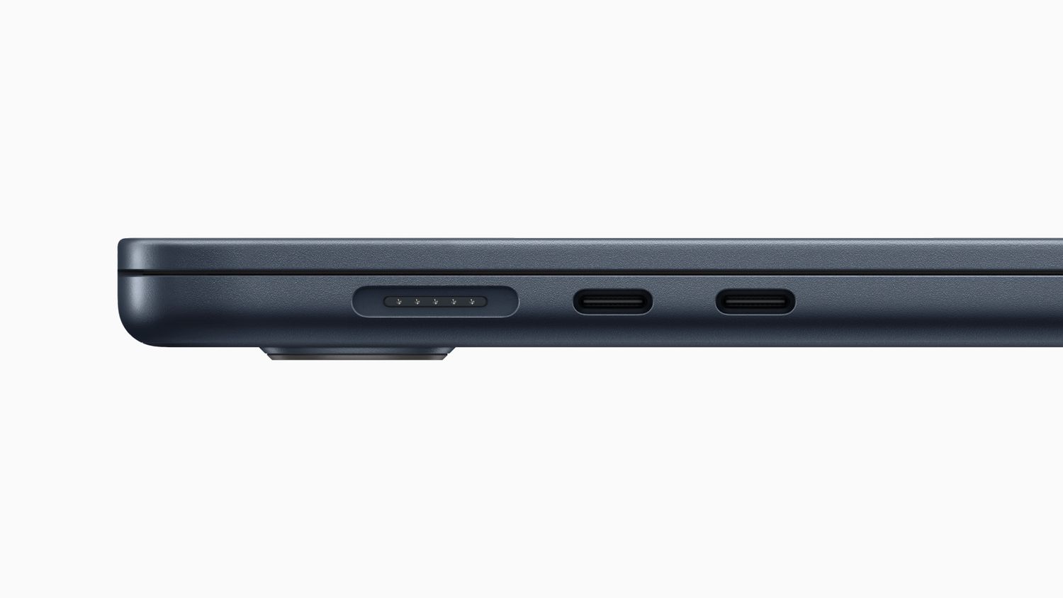 Cổng MagSafe 3 và USB-C của MacBook Air 15 inch (Ảnh: Internet)
