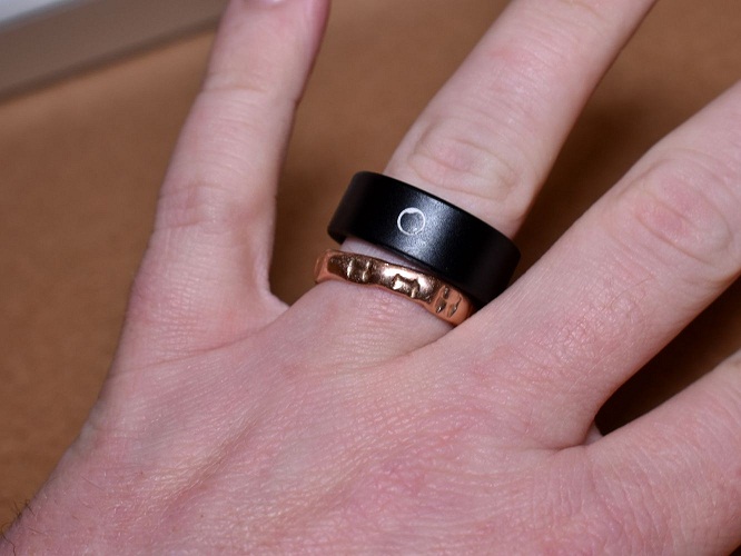 So sánh Circular Ring Slim với chiếc nhẫn bình thường có size giống nhau (Ảnh: Internet)