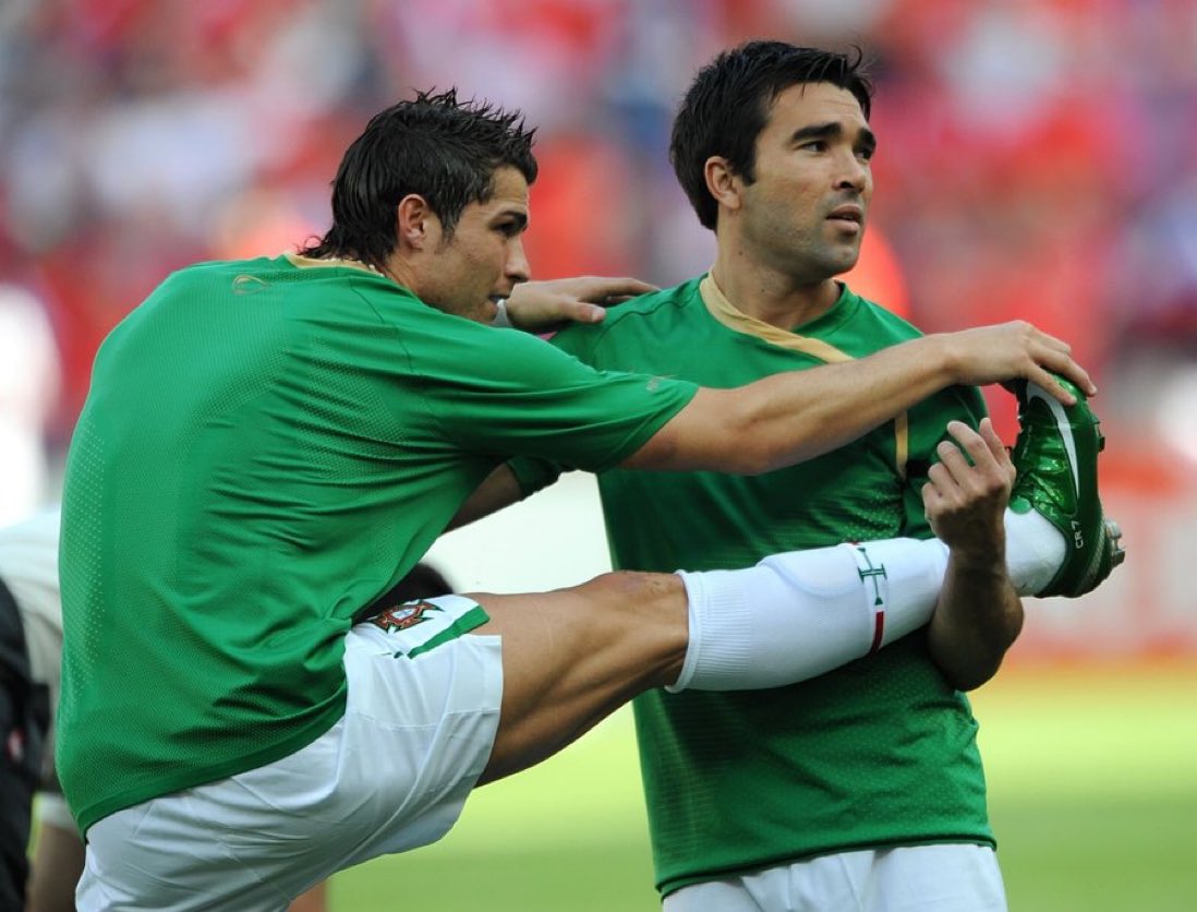 Deco (bên phải) chơi cùng Ronaldo ở đội tuyển quốc gia (Ảnh: Internet)