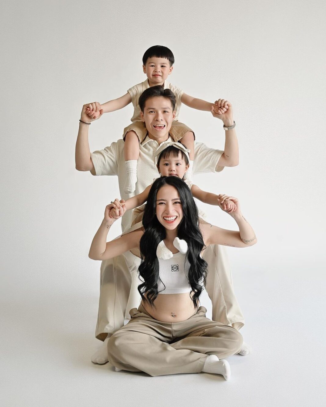 Joyce Phạm đăng tải hình ảnh gia đình hạnh phúc chào đón em bé thứ 3 (Nguồn: Internet)