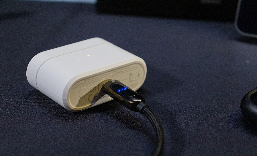 Sạc pin cho PistonBuds Pro Q30 qua cổng USB-C (Ảnh: Internet)