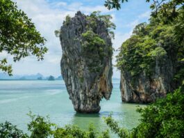 Tảng đá cân bằng lạ thường ở đảo James Bond (Ảnh: Internet)